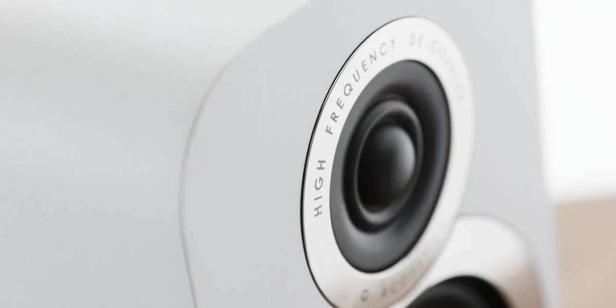 m_QAcoustics3010iWhiteGrilleOff-Detail1_1200x